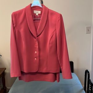 LeSuit Ladies Matching skirt and Jacket